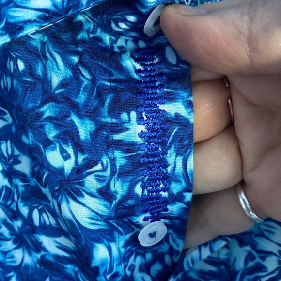 Robert Graham Cotton Long Sleeved Button Down Shirt. Blue Floral Pattern. Size M - Picture 8 of 16